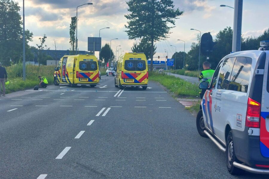 Motorrijder verliest macht over het stuur en rijdt fietser aan
