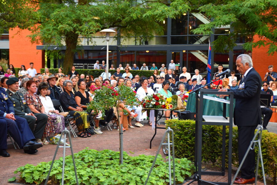 Jaarlijkse regionale Indië herdenking, burgemeester legt krans