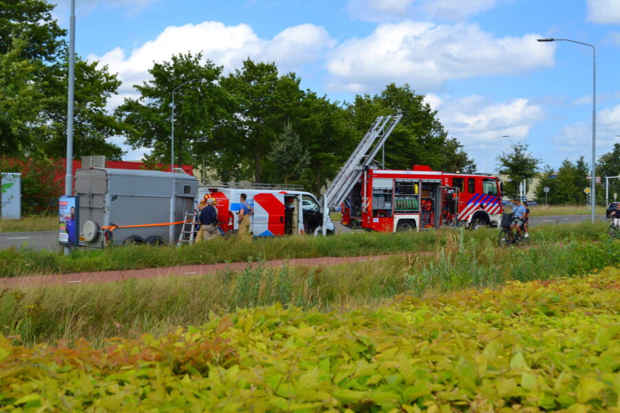 Paardentrailer raakt instabiel, brandweer schiet te hulp
