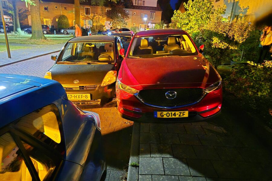 Vrouw rijdt over stoep en beschadigt meerdere auto’s