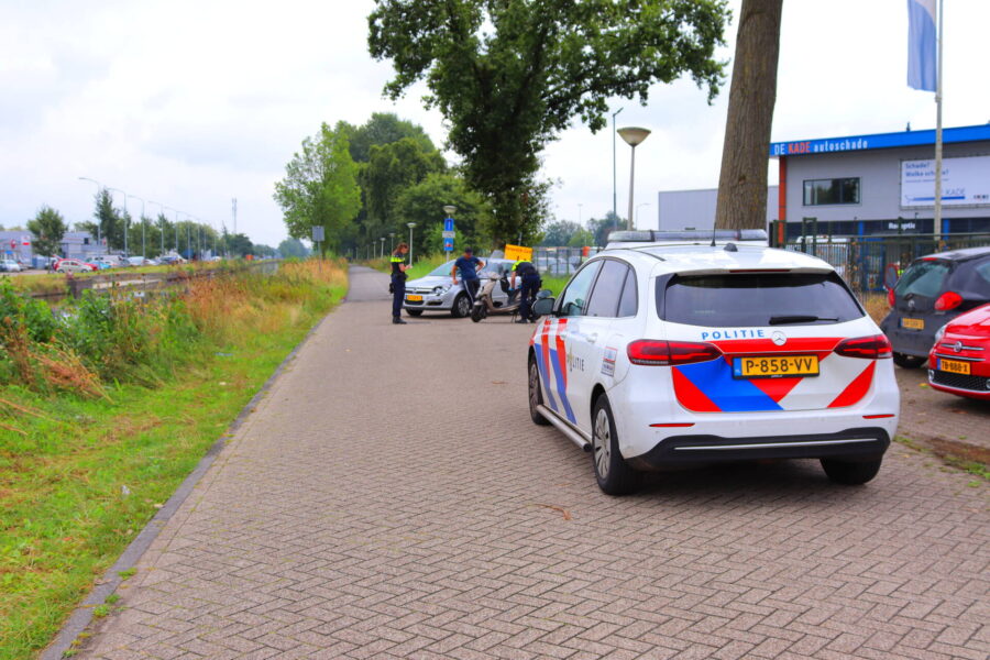 Scooterrijder gewond bij aanrijding met auto