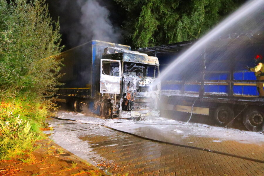 Vrachtwagencabine verwoest door brand