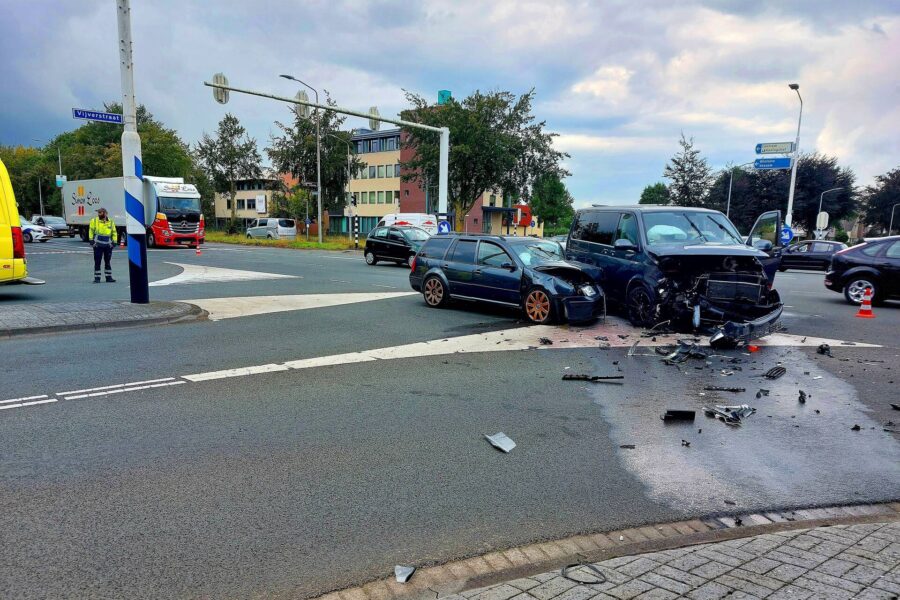Stationwagen en bestelbus fiks beschadigd bij aanrijding