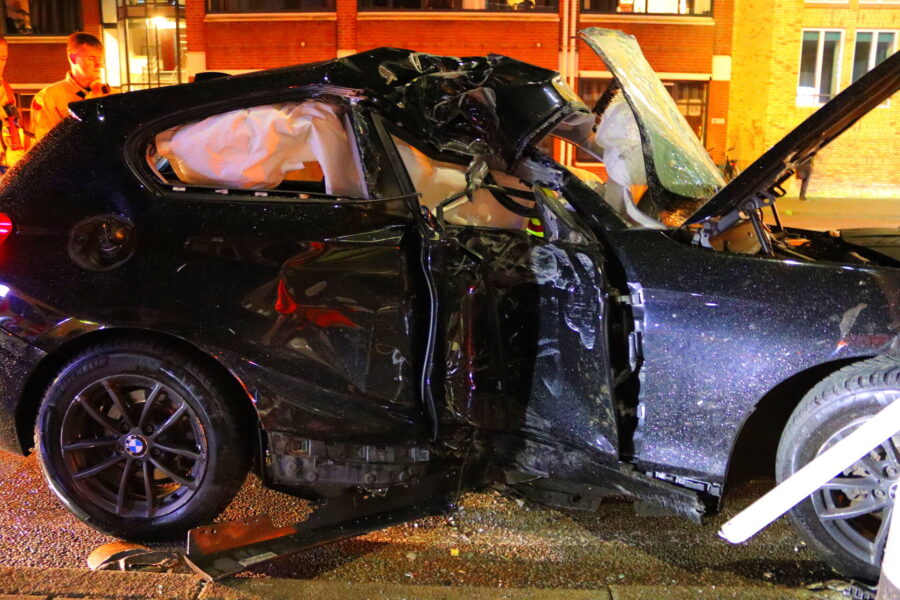 Auto volledig in kreukels na crash