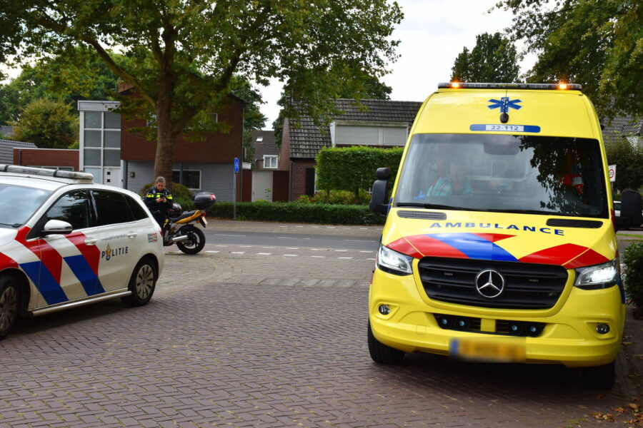 Motorrijder ten val bij inhaalmanoeuvre van afslaande auto