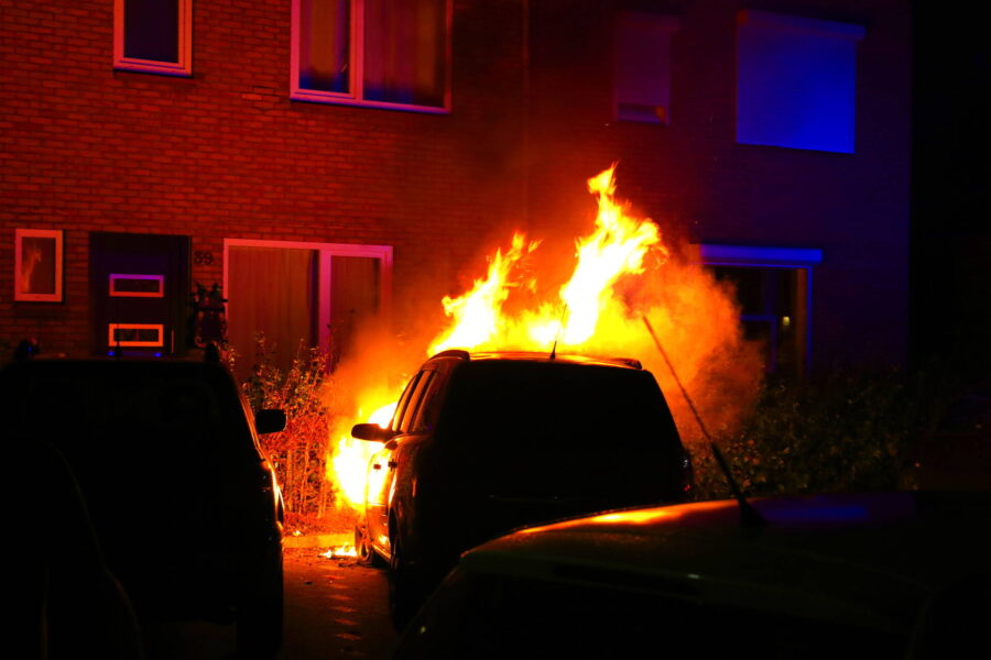 Nachtelijke autobrand laat alleen wrak achter