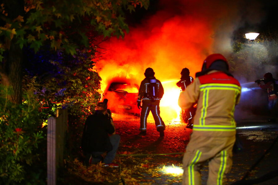 Twee voertuigen door brand verwoest op parkeerplaats