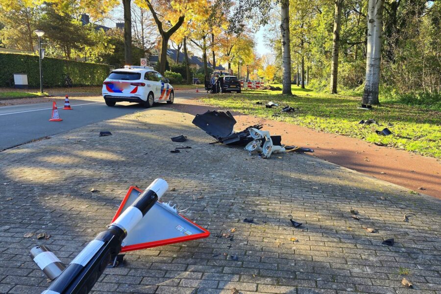 Automobiliste verliest controle en botst tegen verkeersbord