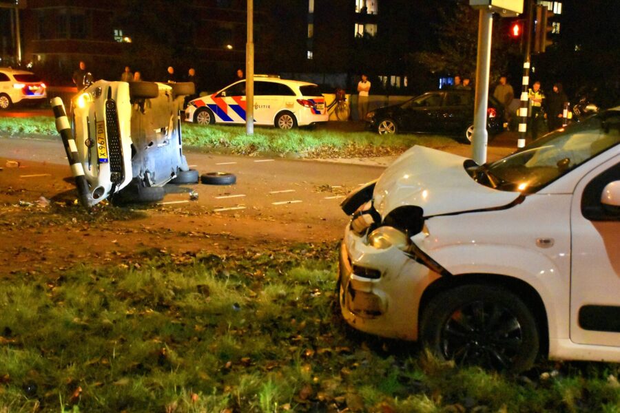 Ravage op kruising: auto belandt op zijkant na harde botsing