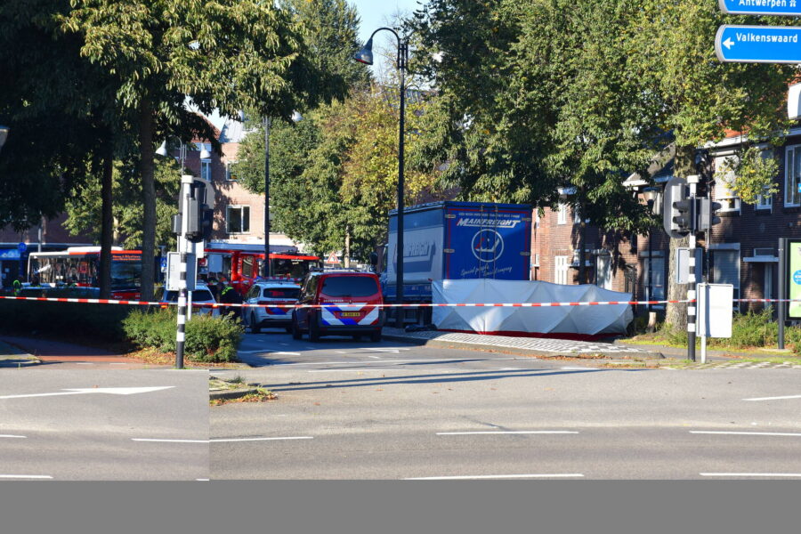 Fietser overleden na botsing met vrachtwagen in Eindhoven