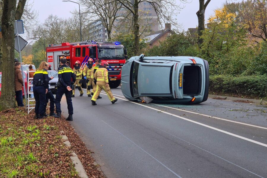 Automobilist klapt op lantaarnpaal en belandt op zijkant