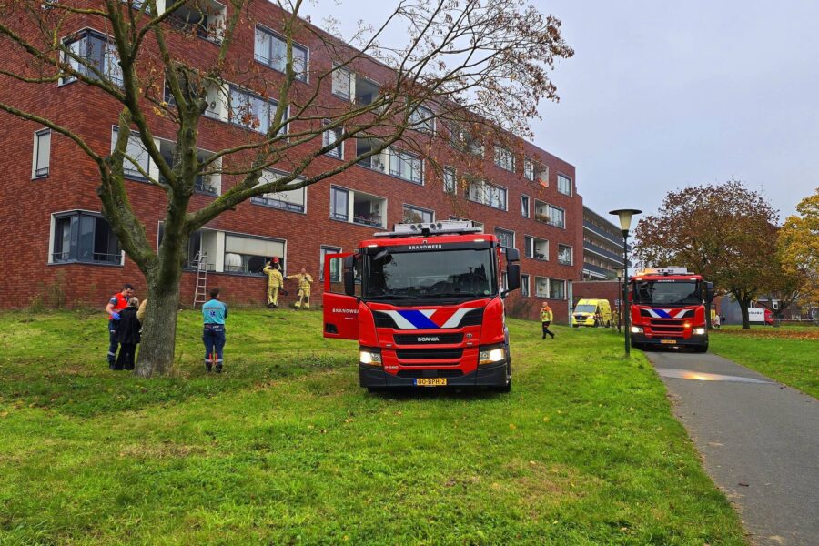 Brandweer redt bewoner en huisdier uit brandende woning