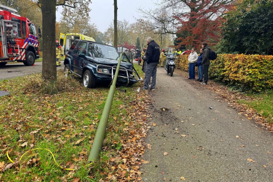 Auto en scootmobiel eindigen in bosschages na aanrijding