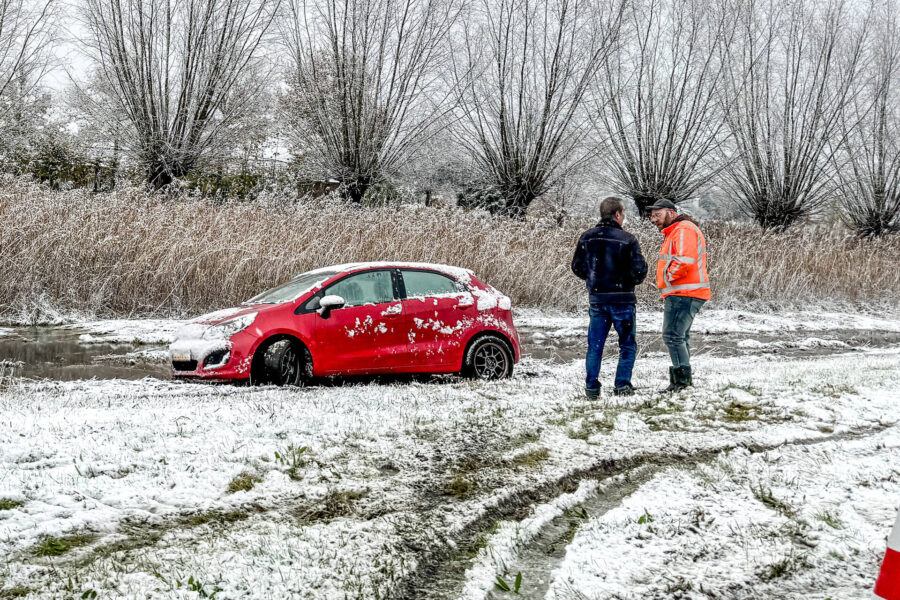 Automobilist in Gemert glijdt van de weg
