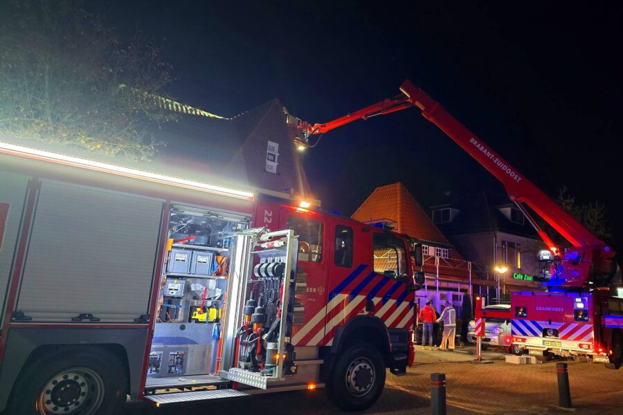 Brandweer blust brand in schoorsteen van woning in Geldrop