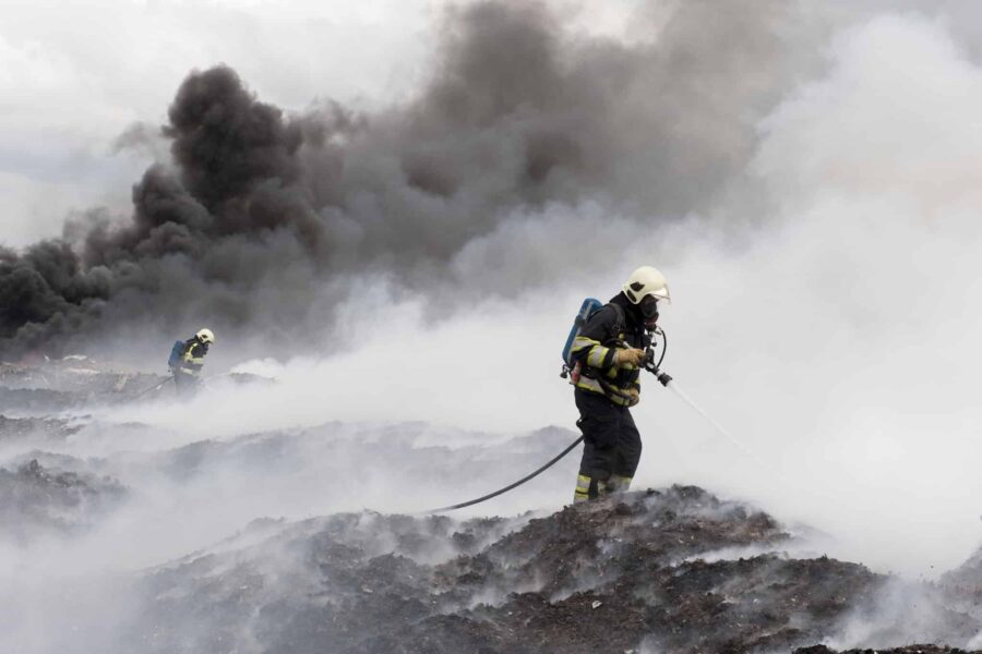 Milieuongevallen Dienst ondersteunt Bonaire bij grote afvalbrand
