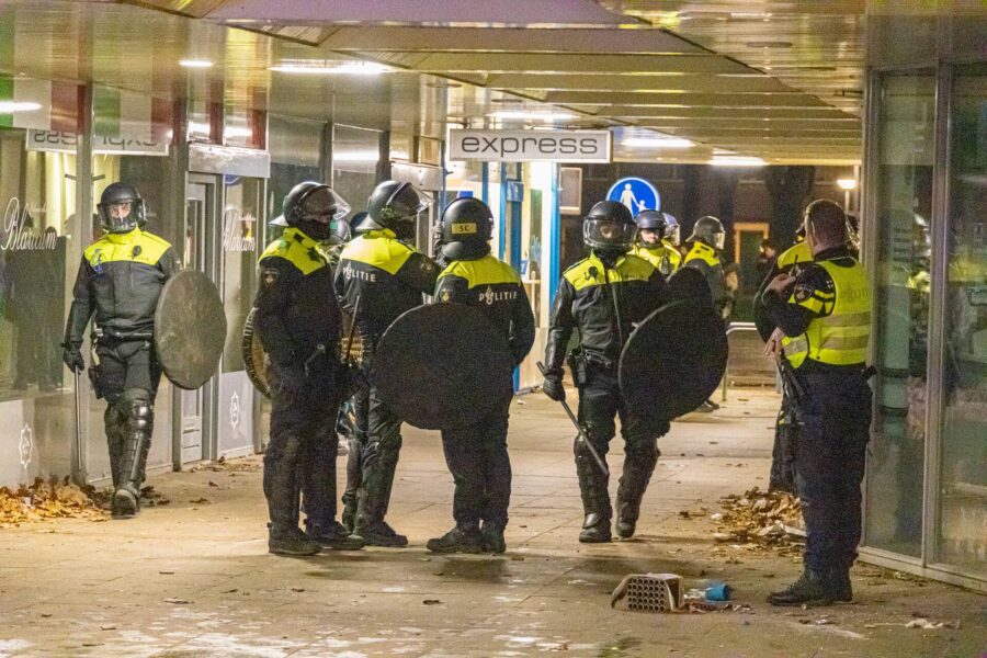 Tijdens de nacht van oud en nieuw is de ME ingezet in Huizen na ongeregeldheden