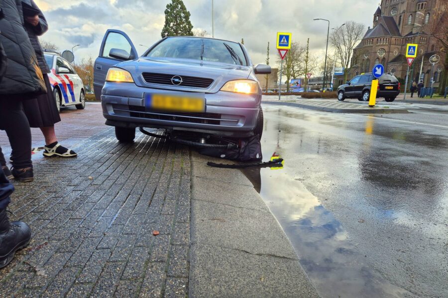 Fiets vast onder auto na aanrijding op rotonde in Geldrop