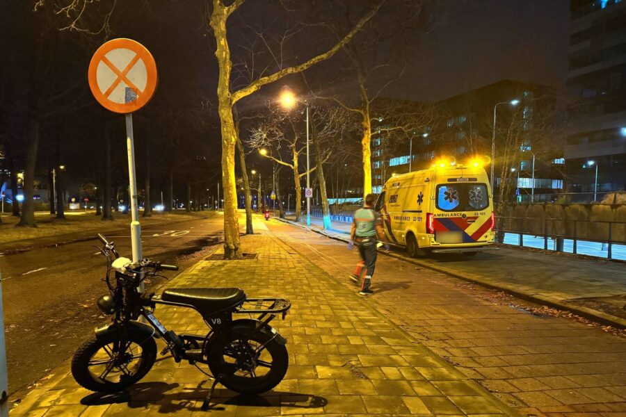 Uberbezorger op fatbike aangereden door automobilist