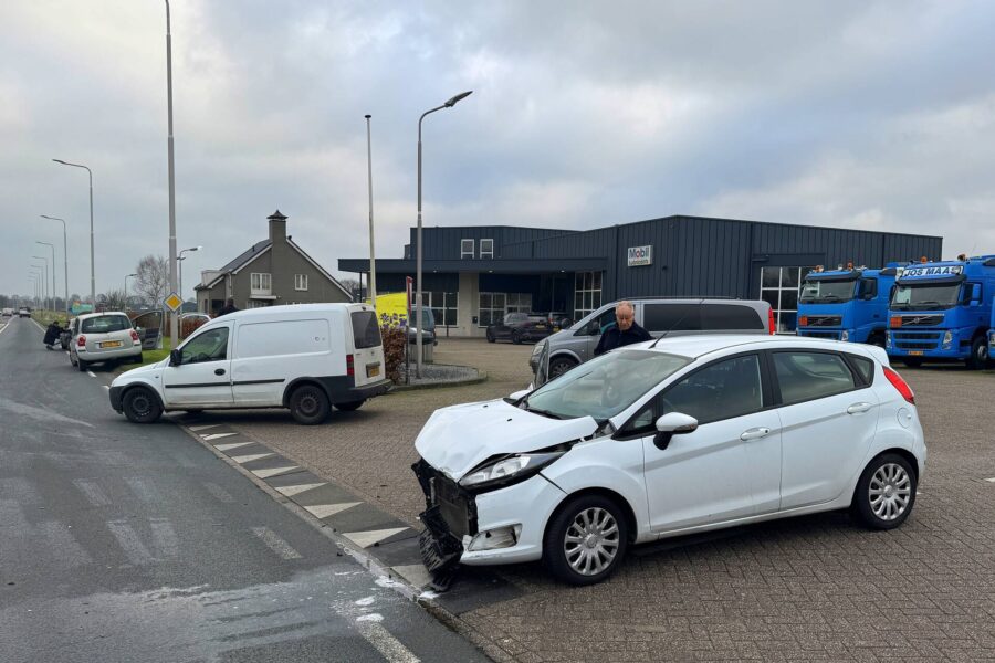 Forse schade bij botsing tussen personenauto en bestelauto