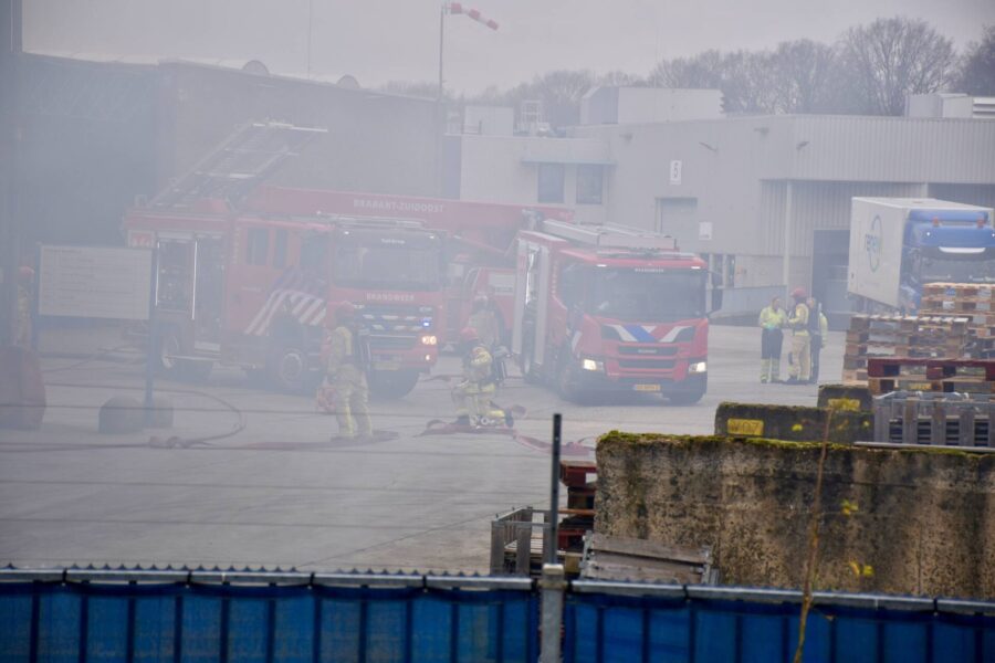 Fikse rookontwikkeling bij brand op terrein recyclingbedrijf