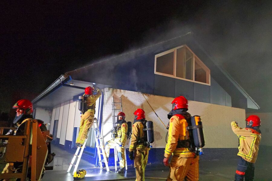Veel rookontwikkeling bij forse brand in vluchtelingenopvang