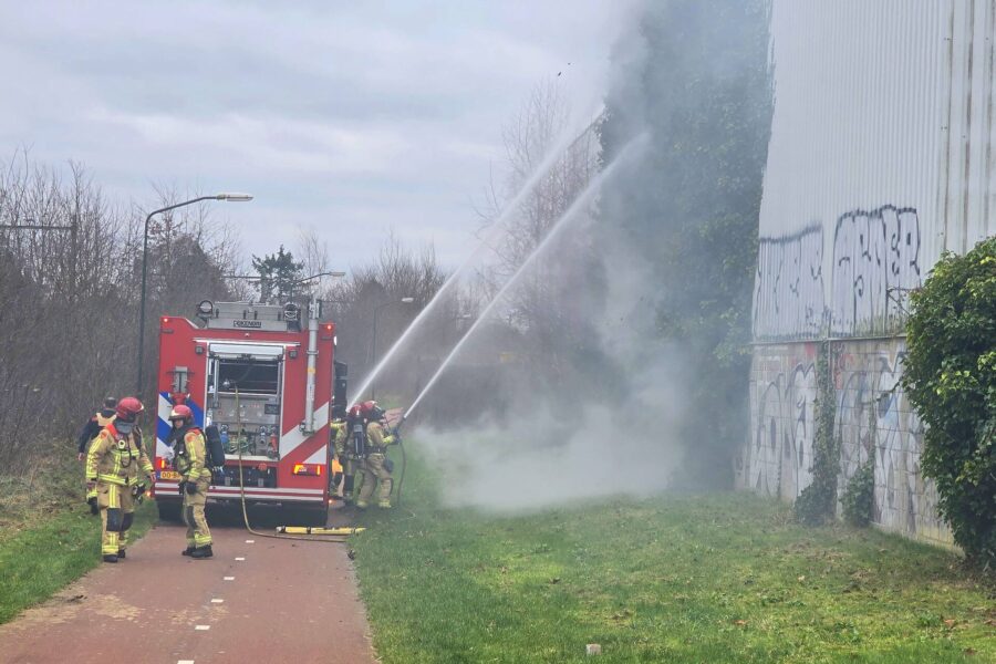 Begroeiing tegen pand in brand