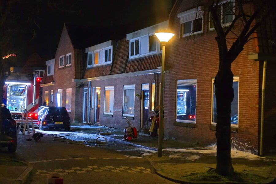 Brandweer blust brand in woning aan de Poemastraat in Eindhoven