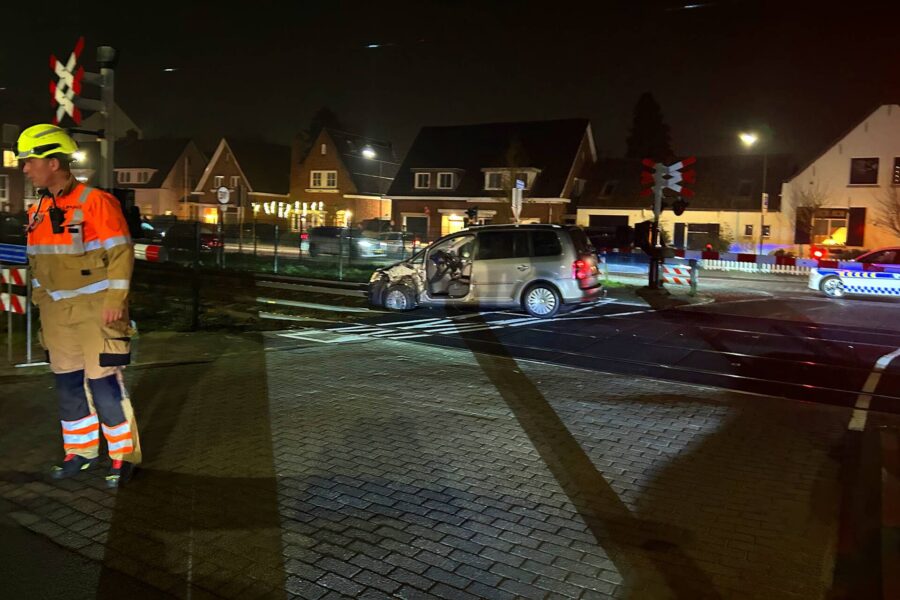 Auto geramd door trein op spoorwegovergang in Oisterwijk
