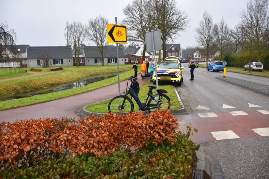 Fietser gewond bij botsing met auto op rotonde in Waalre