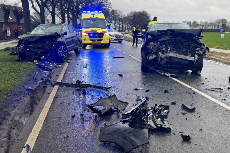 Automobilist gewond bij frontale aanrijding in Gemert