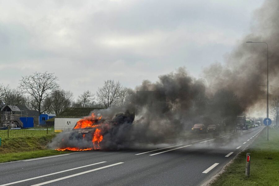 Amerikaanse pick-up truck gaat in vlammen op