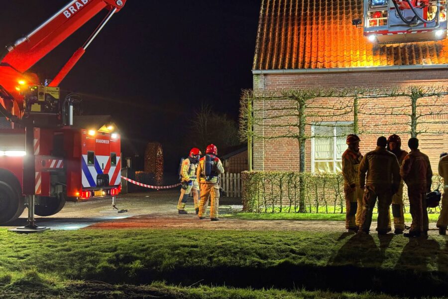 Brandweer schaalt op bij schoorsteenbrand