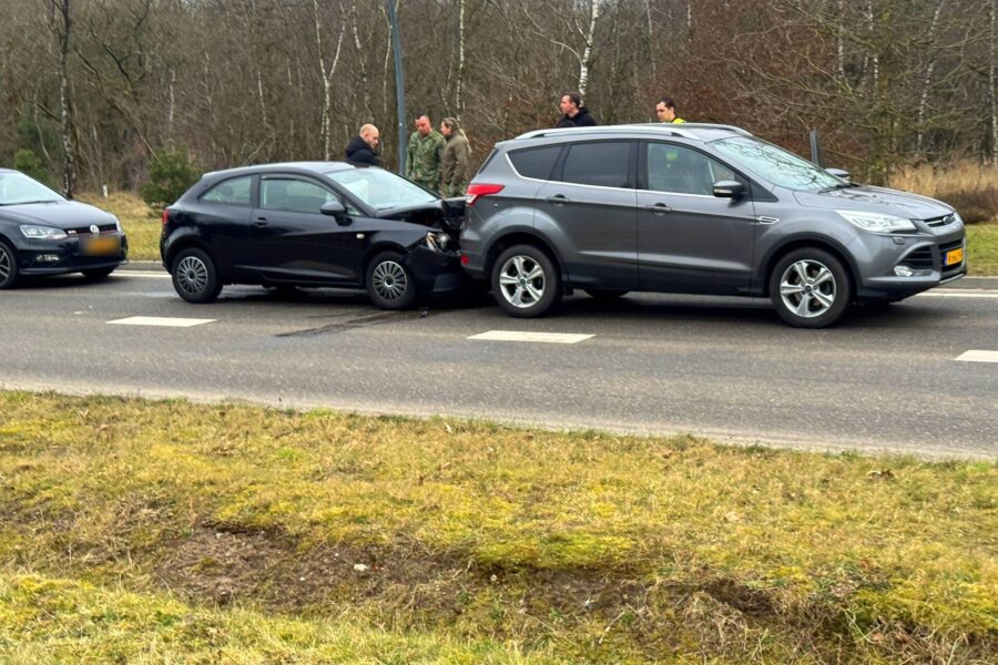 Schade bij kop-staart botsing tussen twee auto’s in Oirschot