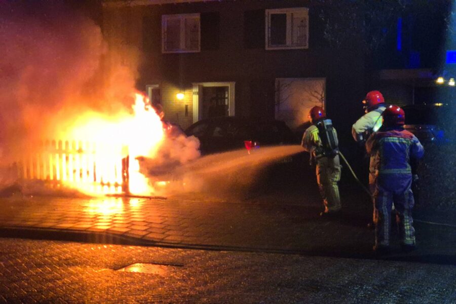 Auto gaat in vlammen op voor woning in Geldrop