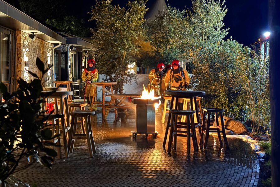 Brandweer blust brandende gasfles op terras in Gemert