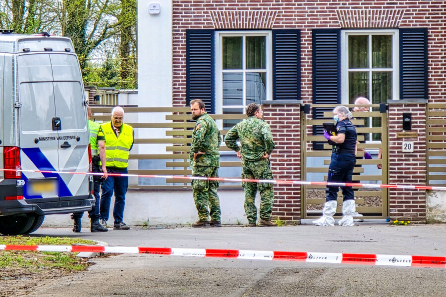 Kogelgaten en handgranaat gevonden bij villa, politie doet onderzoek