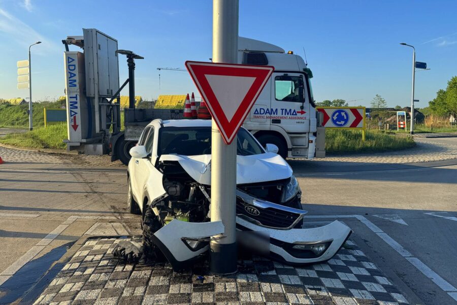 Bestuurster onder invloed botst tegen paal op rotonde in Gemert