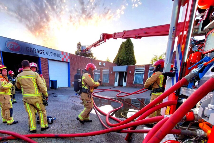 Forse rookwolken bij grote brand in autogarage Valkenswaard