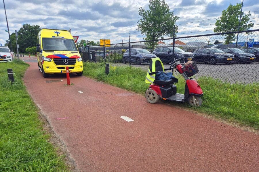 Bestuurder scootmobiel gewond na botsing tegen paal