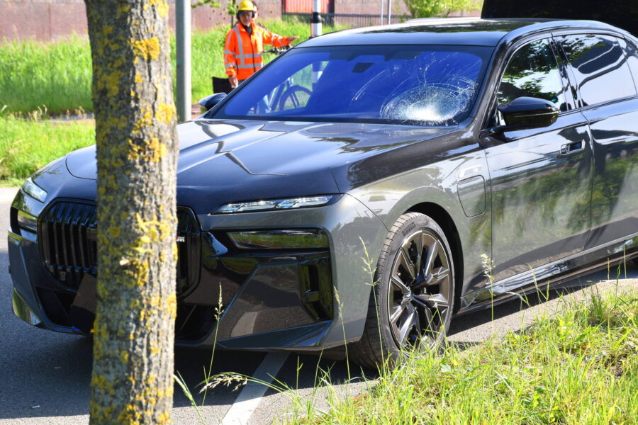 Zwaargewonde fietser na aanrijding met auto in Veldhoven