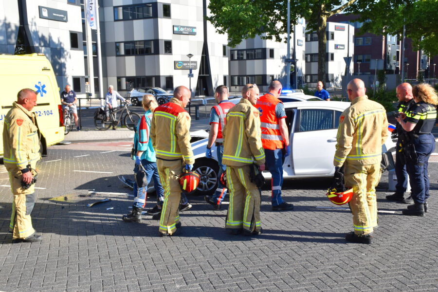 Forse schade bij aanrijding op kruispunt in Eindhoven