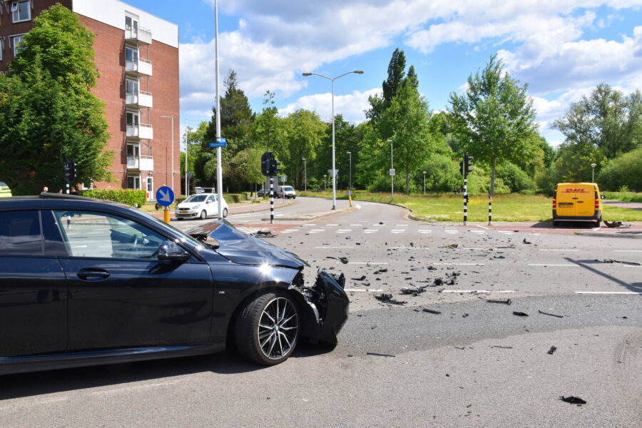Enorme ravage na aanrijding tussen bestelbus en auto in Eindhoven