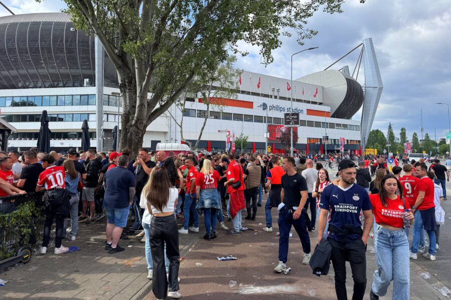 PSV kroont zich tot landskampioen na spannende wedstrijd