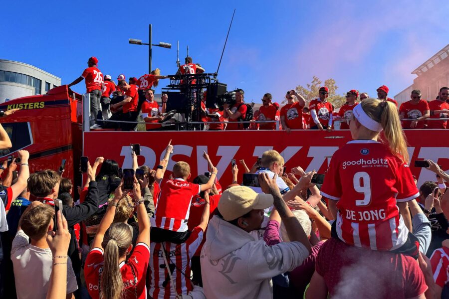 Platte kar PSV-spelers trekt door de stad; duizenden fans in de binnenstad