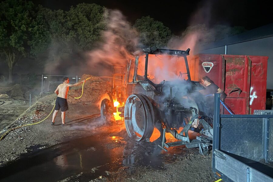 Nachtelijke brand verwoest tractor