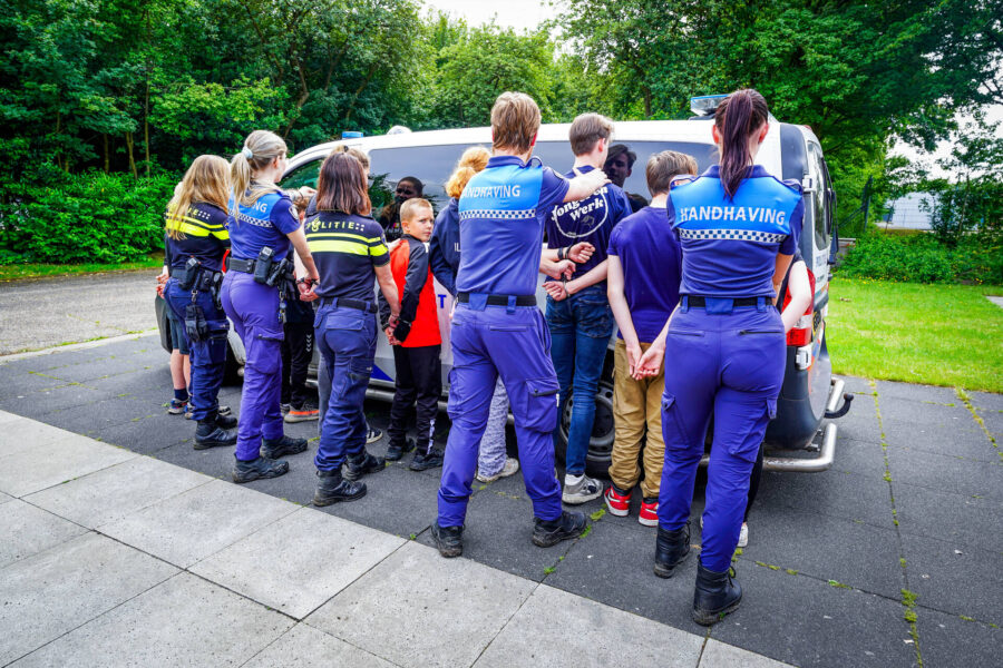 Politie houdt tientallen jongeren aan bij voetbalclub Gemert