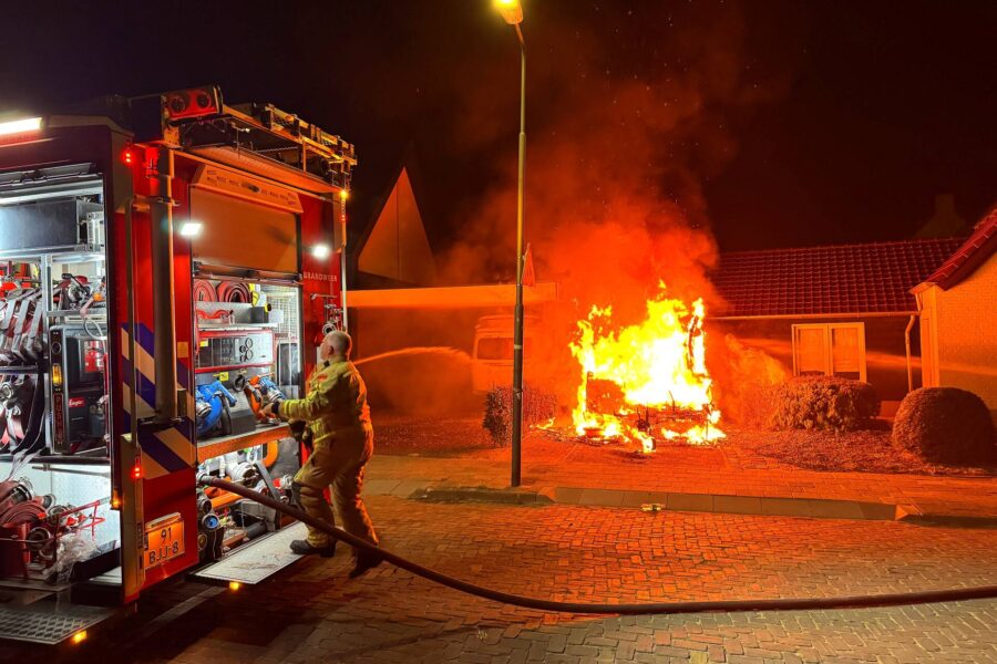 Caravan in lichterlaaie, brandweer voorkomt overslag