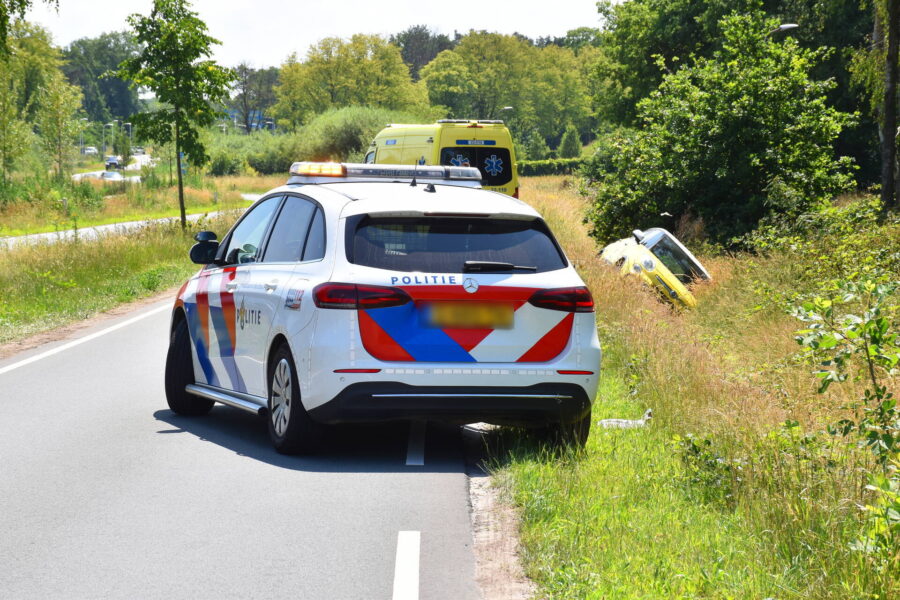 Verkeersongeval op Kransackerweg in Veldhoven: auto belandt in greppel
