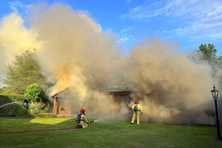 Brandweer staakt blussing wegens uitslaande brand elders